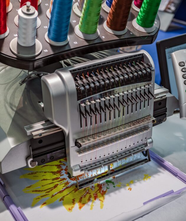 Automatic industrial sewing machine for stitch by digital patter