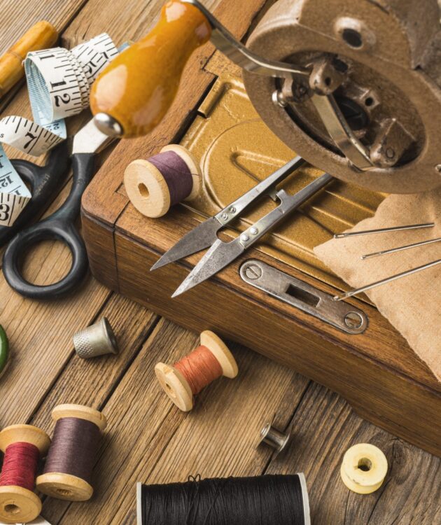 vintage-sewing-machine-with-thread-scissors